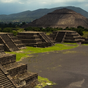 View of the Pyramid of the Sun and ancient plazas at Teotihuacán, a premier destination for our expert-led day tours from Mexico City.